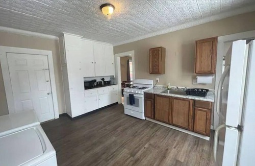 Downtown Syracuse House | (G2) Large 2 bdrm unit close to downtown Syracuse.