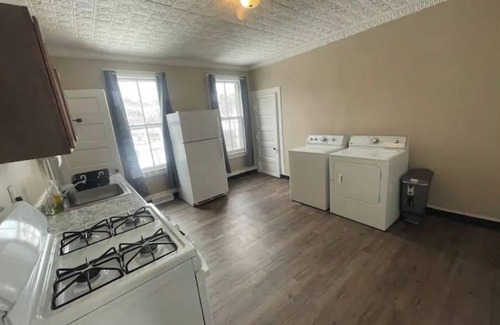 Downtown Syracuse House | (G2) Large 2 bdrm unit close to downtown Syracuse.
