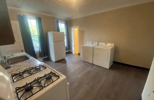 Downtown Syracuse House | (G2) Large 2 bdrm unit close to downtown Syracuse.