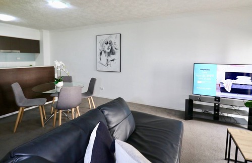 Woolloongabba Apartment | ★Gabba Central★ Sleeps 4 | 2km to CBD