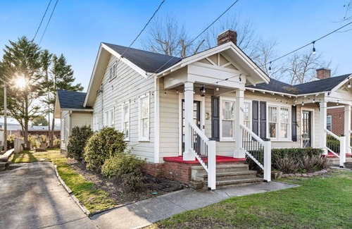 Gainesville House | Gainesville Square Stroll Fall + Near NGHS