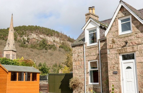 Ballater Cottage | GAIRNLEA COTTAGE, family friendly, with open fire in Ballater