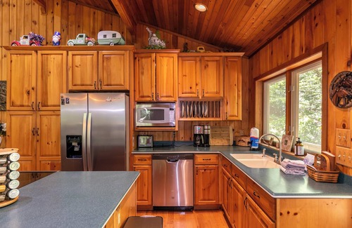 Boone House | Gait to Paradise - 15 minutes to Boone, hot tub, completely private, creek in back yard