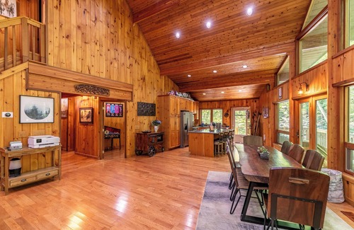 Boone House | Gait to Paradise - 15 minutes to Boone, hot tub, completely private, creek in back yard