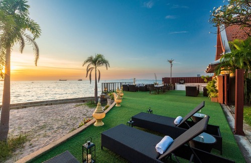 Na Chom Thian Villa | Gala Beachfront ~ Private Beachfront Villa ~ Seaside Terrace, Pool, Sauna, BBQ