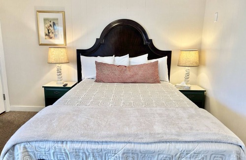 Hulls Cove Hotel | Gallagher's Travels Room Ten (Queen)