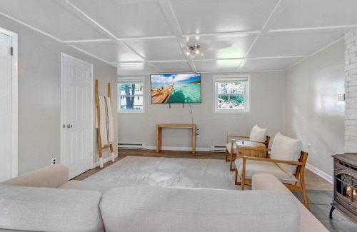 Park Forest Village House | Game Day Haven With Bar & Deck