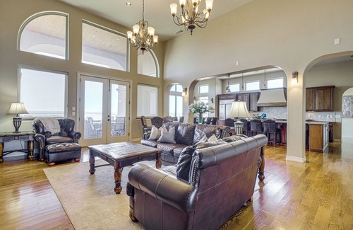 Tucumcari House | Game Room & Deck: Group Getaway in New Mexico!