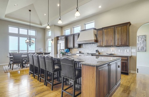 Tucumcari House | Game Room & Deck: Group Getaway in New Mexico!