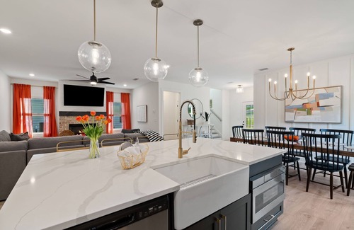 Emerson House | GameDaze - New 4/3.5 Bedroom House only 5 min to LakePoint - Sleeps 14