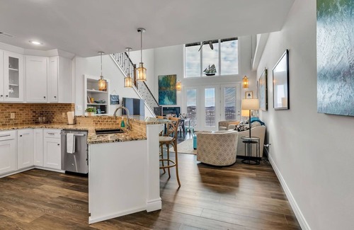 Indian Point Condo | Games, Gorgeous Lake Views, Private Deck, Bunk Bed, Near Silver Dollar City, Free Daily Fun!