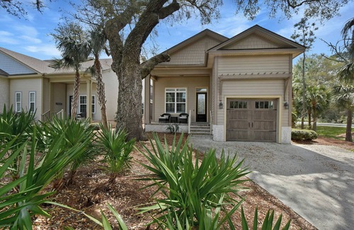 Jekyll Island House | Garden Cottage 63 - Seaside Grace - 3 king beds.