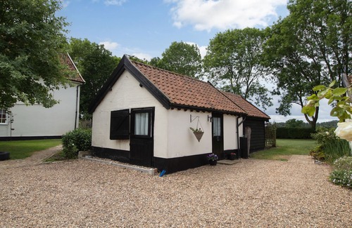 Pulham Market Cottage | GARDEN COTTAGE, pet friendly, with a garden in Pulham Market