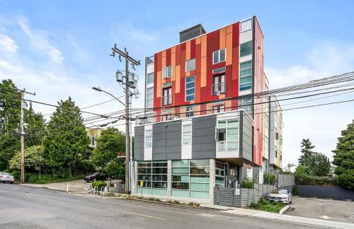 Wallingford Apartment | Garden Dahlia Studio in Wallingford - 97 Walkscore