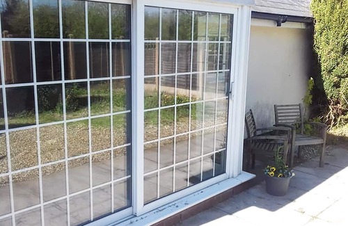 Christchurch Apartment | Garden flat, dog friendly, sleeps 3/4, enclosed garden, parking, level access