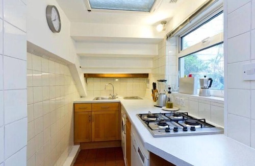 Camden Apartment | Garden flat in Belsize Park/Swiss Cottage with 2 bedrooms and private entrance.