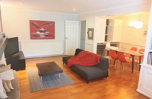 Camden Apartment | Garden flat in Belsize Park/Swiss Cottage with 2 bedrooms and private entrance.