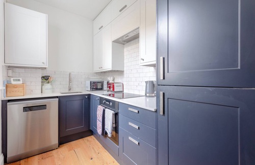 The Lane Apartment | Garden| Full Kitchen| King Bed| Modern bathroom