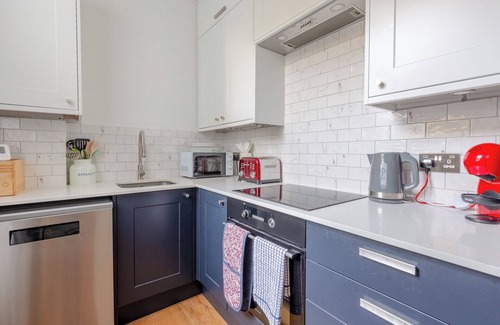 The Lane Apartment | Garden| Full Kitchen| King Bed| Modern bathroom