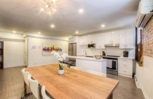International District Apartment | Garden suite loft in old Montreal