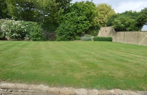Shipton under Wychwood Cottage | Gardeners Cottage is a wonderfully presented period cottage in the Cotswolds.