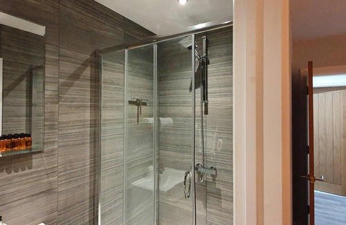 Brentwood House | Garland Modern Spacious Apartment, Brentwood 1 with Private entrance & Parking