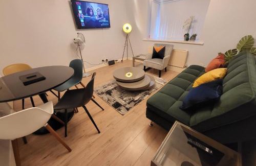 Greenwich Apartment | Garland Quantock House, London With Private Garden