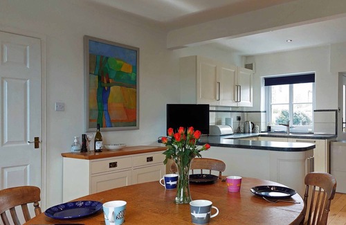 Barmouth Cottage | Garreg Wen (White Stone) family holiday home nr the beach