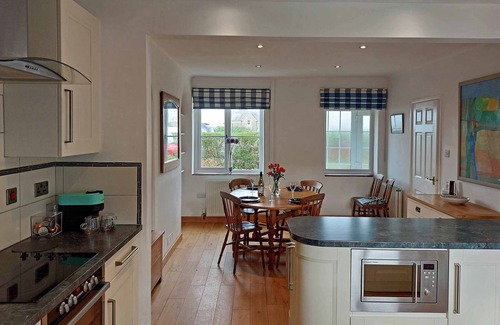 Barmouth Cottage | Garreg Wen (White Stone) family holiday home nr the beach