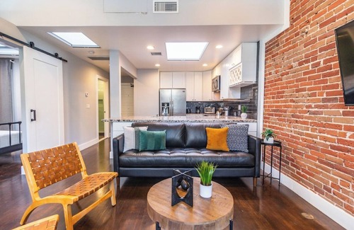 Gaslamp Quarter Apartment | Gaslamp 2BR Upscale, Queen Beds with Smart TV