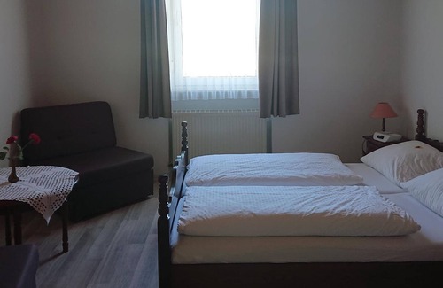 Enkirch Cottage | Gasthaus zum Weinstock - double room, shower, WC