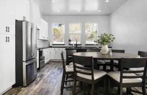 Samak Cabin | Gateway Getaway, Hot Tub, Wheelchair Accessible and Mountain View’s