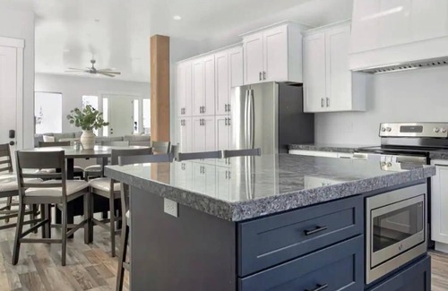 Samak Cabin | Gateway Getaway, Hot Tub, Wheelchair Accessible and Mountain View’s