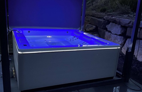 Samak Cabin | Gateway Getaway, Hot Tub, Wheelchair Accessible and Mountain View’s