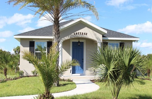 Oviedo Cottage | Gator Cove: Quaint 2-bedroom, 1-bath cottage, sleeps 4. Great for a peaceful retreat.