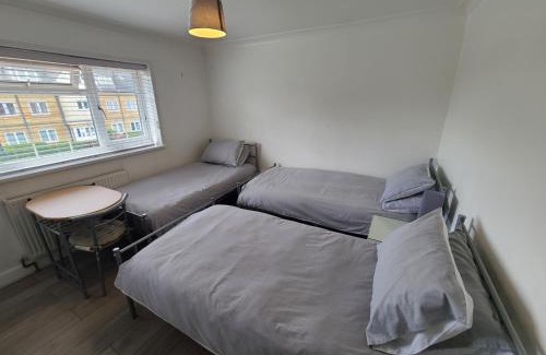 Crawley House | GATWICK ROOMs-TRAVEL SERVICE-AIRPORT PARKING