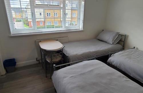 Crawley House | GATWICK ROOMs-TRAVEL SERVICE-AIRPORT PARKING