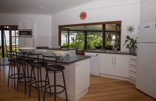 Mission Beach House | Gecko's Cottage - Absolute Beachfront