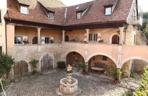 Creglingen Apartment | Gemütliche, eindrucksvolle Maisonette-Wohnung mit großem Balkon und Blick ins Grüne