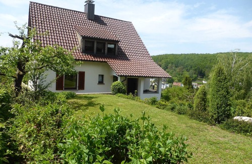 Mainberg Apartment | Gemütliche Ferienwohnung mit großem Garten und Bad im Retro-Look