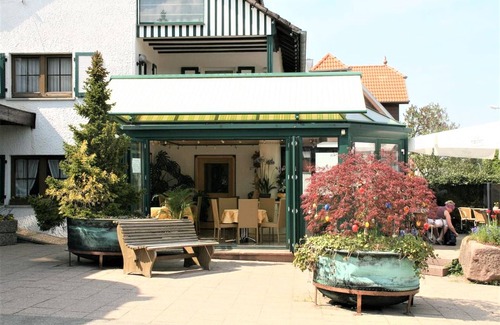 Langenbrand Apartment | Gemütliches Einzelzimmer mit Sat-TV, Dusche/WC und Balkon oder Terrasse