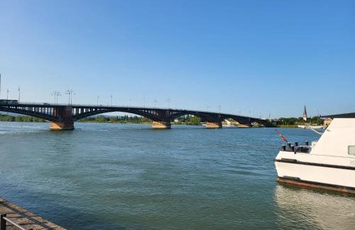 Oberstadt House | Gemütliches Privatzimmer mit französischem Doppelbett an der Universitätsklinik Mainz