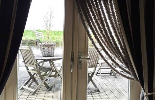 Lauwerzijl Boat Rental | Gemütliches Woonboot in Einer Herrlichen Landschaft in der Region Groningen