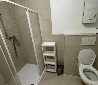 Neuendorf Apartment | Gemütliches Zimmer in Rheinnähe