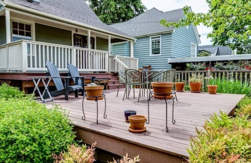 Amazon House | Gem House Blocks from Campus - charming two-story family home!