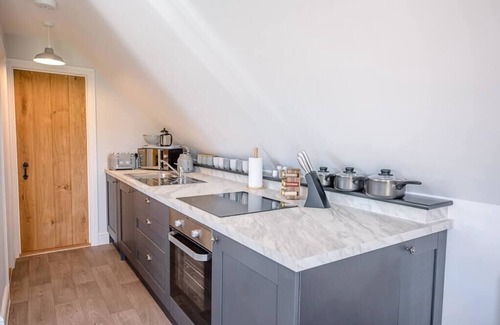 Ipswich Apartment | Geoff's Rest with Hot Tub, Pond Hall Farm, Hadleig