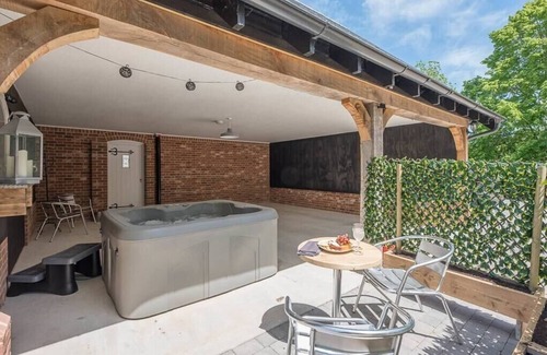 Ipswich Apartment | Geoff's Rest with Hot Tub, Pond Hall Farm, Hadleig