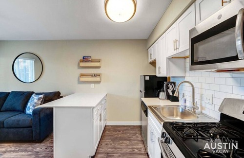 Hancock Apartment | Get Comfy! Memory Foam Beds & Tub in Central ATX