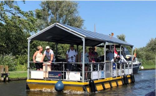 Tersoal Other | Gezellige caravan met weids uitzicht nabij Sneekermeer