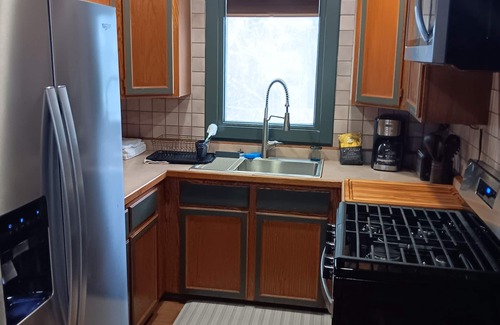 Alyeska Cabin | Girdwood ski cabin. Wild Iris Chalet .5 miles from daylodge.